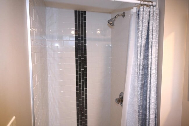 Building Photo - 1544 Oakridge Rd