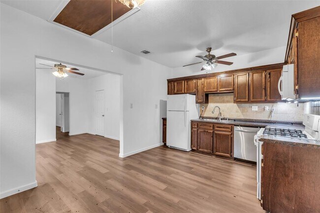 Building Photo - 3925 Woodleigh St
