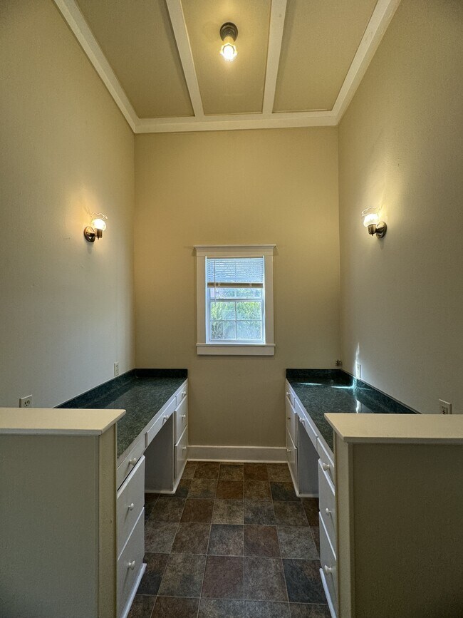 Building Photo - 302 N Burleson St