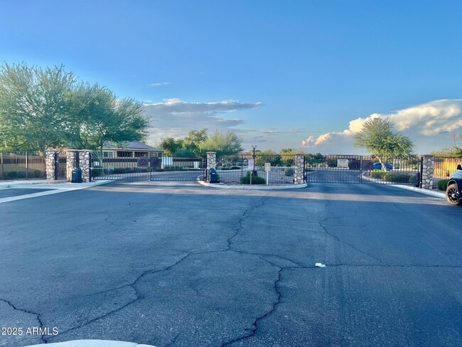 Building Photo - 5623 W Huntington Dr
