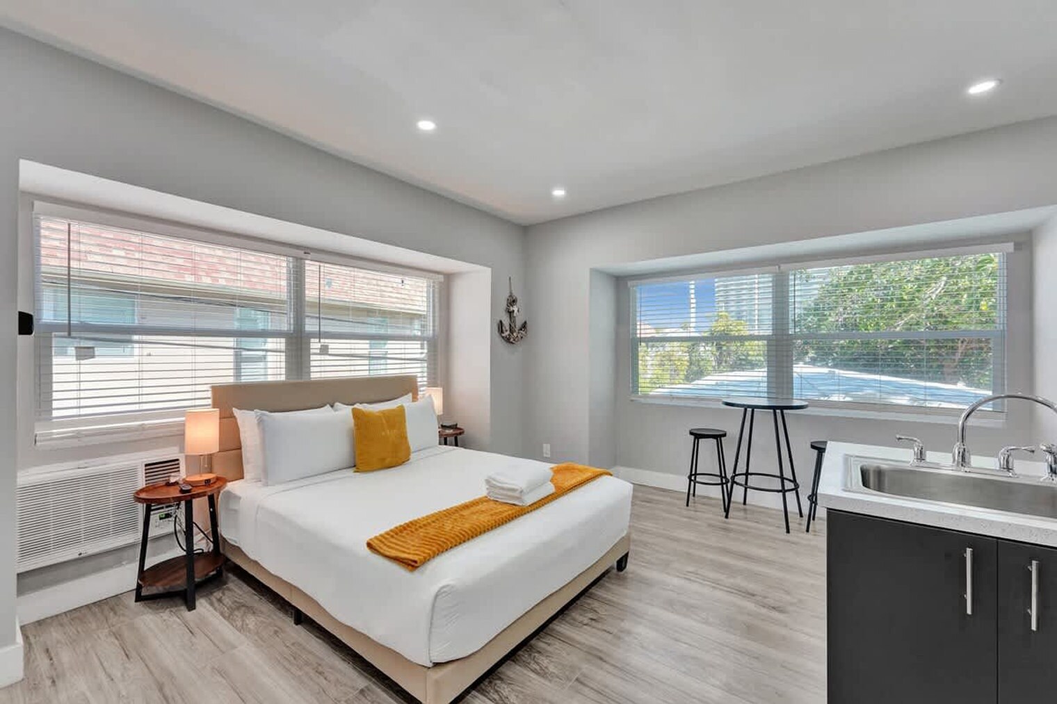 Building Photo - 906 N Riverside Dr