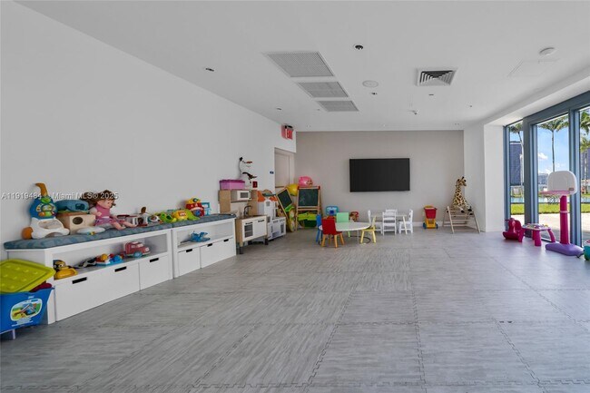 Building Photo - 601 NE 36th St