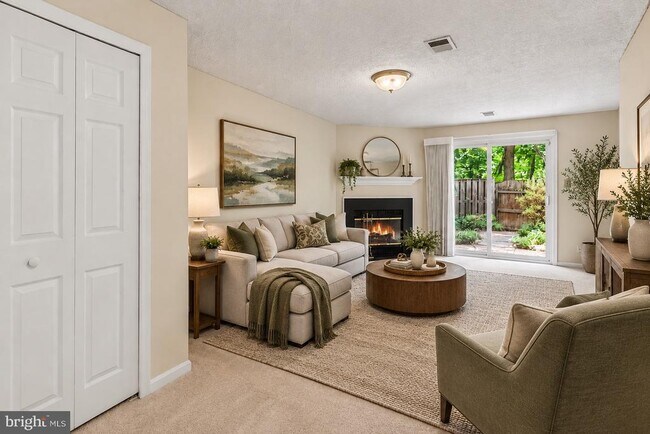 Building Photo - 15067 Maple Glen Ct