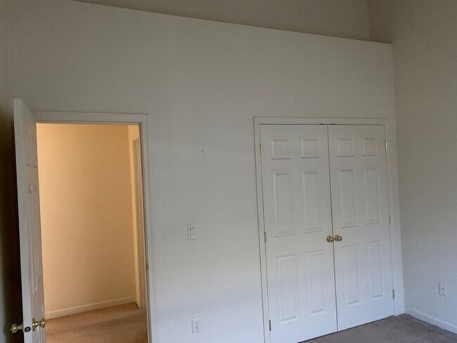 Building Photo - h826