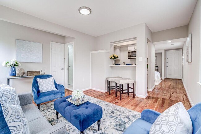 Building Photo - Bright and Newly Updated Apartment in the Heart of Old Town!