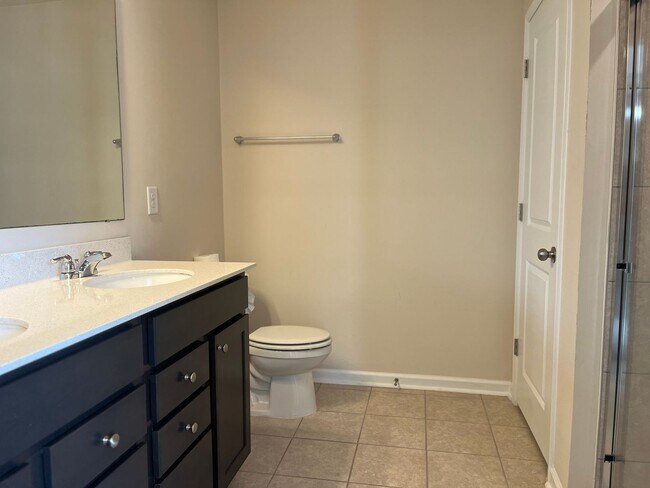 Building Photo - AMAZING LOCATION, Fantastic 4 Bed Home, In...