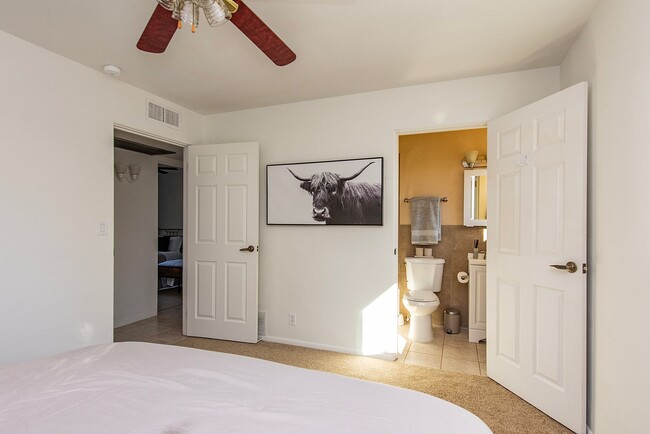 Building Photo - 3526 N Santa Rita Ave