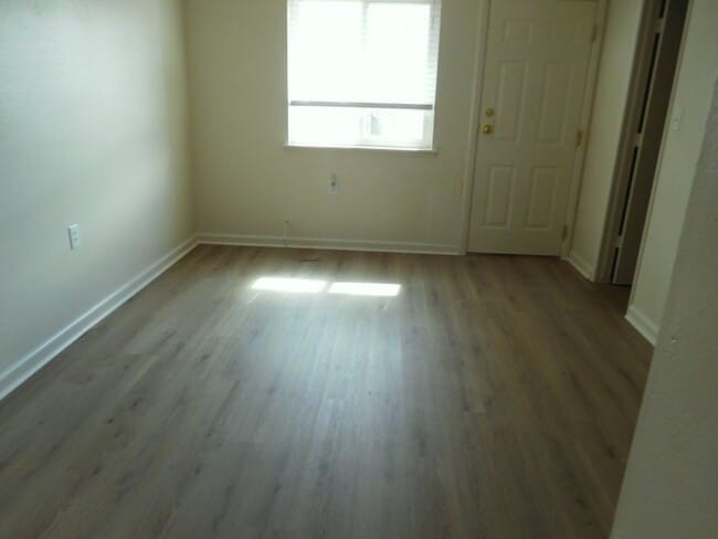 Building Photo - Cute 1 Bedroom close to Victorian Square