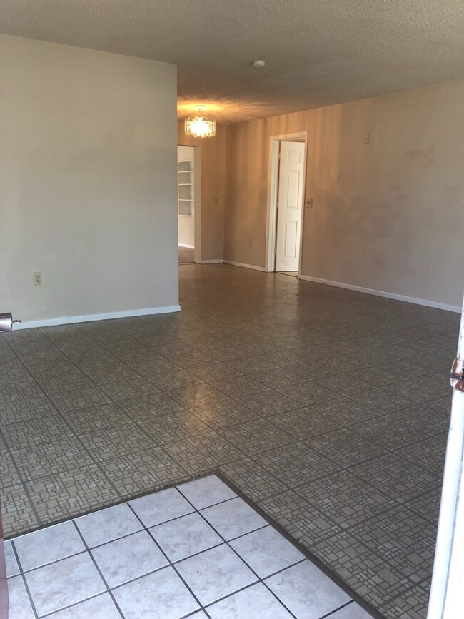 Building Photo - 4 Bed 1.5 Bath Home Pet Friendly Section 8...