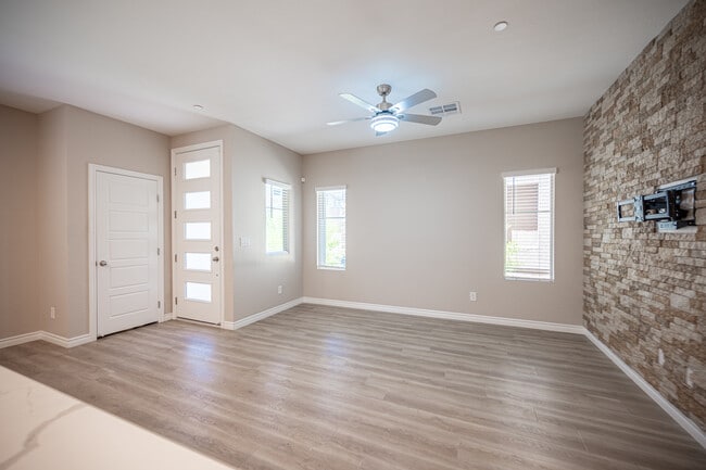 Building Photo - 600 N Carriage Hill Dr