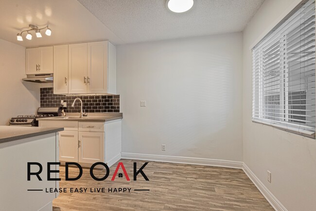 Building Photo - Charming One Bedroom Walk Up with Contempo...