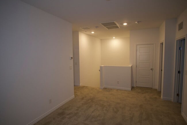 Building Photo - Spacious 2 Story Townhome!