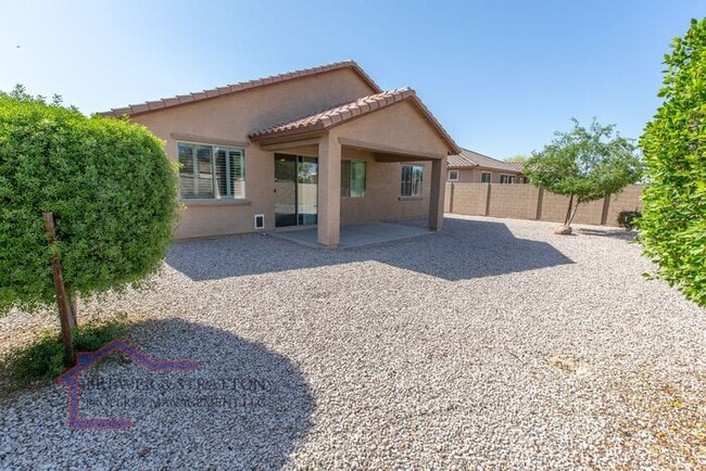 Building Photo - 391 S 163rd Dr - 4BR, 2BA - Sarival/Van Buren