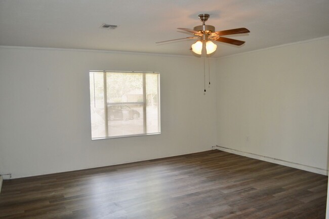 Building Photo - Charming 3 bed 2 bath with a converted gar...
