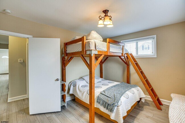 Building Photo - 200 N Essex Ave