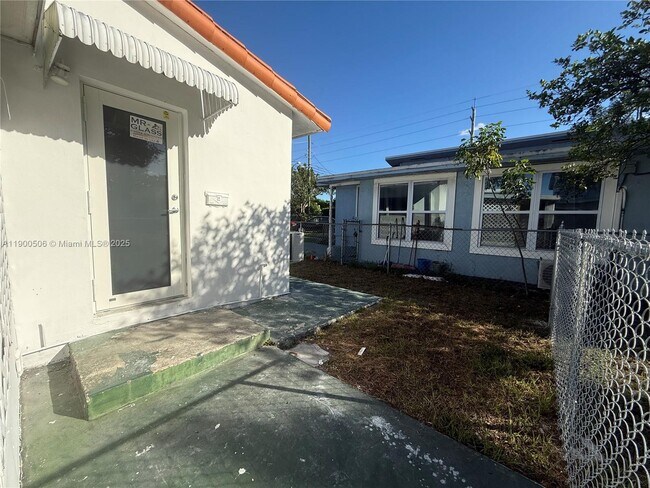 Building Photo - 1120 NW 32nd Ct