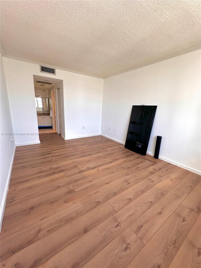Building Photo - 300 Bayview Dr