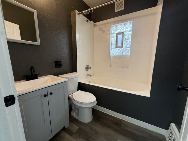 Building Photo - 2174 Oakdale Rd