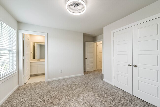 Building Photo - 8515 Lake Groove Ln