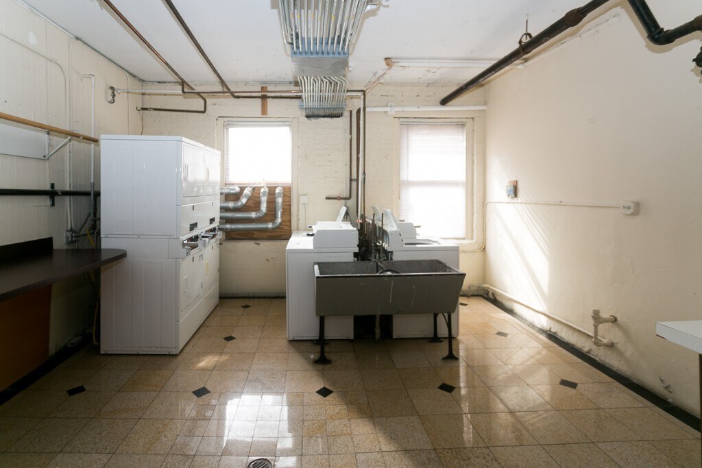 Building Photo - 4636 N Paulina St