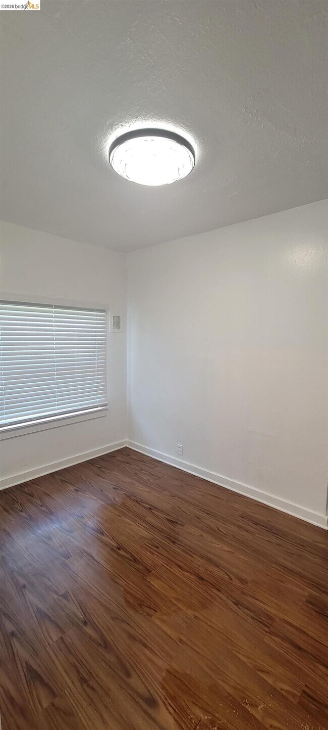 Building Photo - 1325 E 21st St