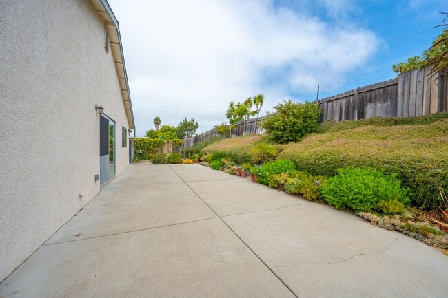 Building Photo - 885 Peregrine Ln