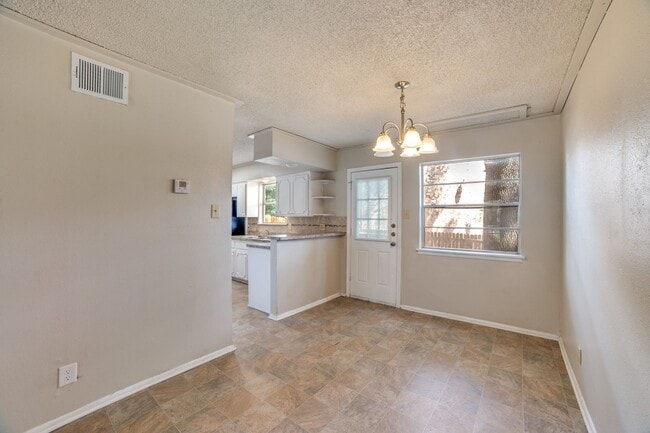 Building Photo - Charming 2-bedroom, 1.5 bath townhome in t...