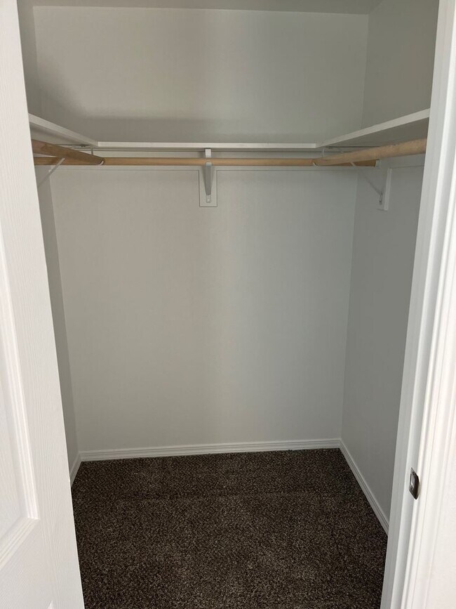 Building Photo - Pending Applications!! 4 Bedroom Home in Park Orchard Neighborhood