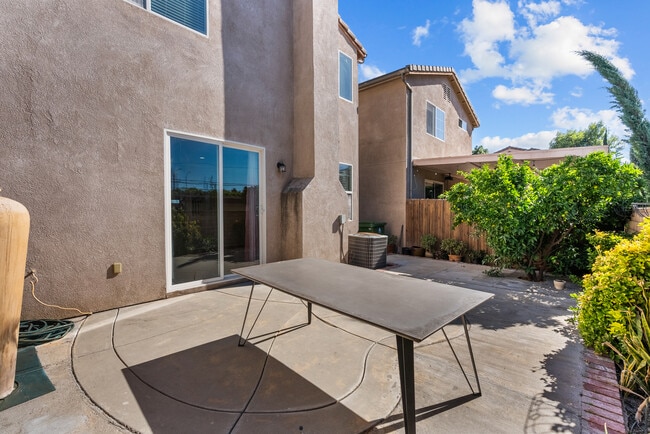 Building Photo - 9447 Hendrix Ln