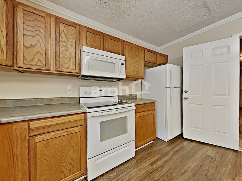 Building Photo - 8026 Meadowview Ln