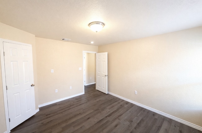 Building Photo - AVAILABLE NOW ; APPLY ON OUR WEBSITE TODAY!!!-1 MONTH FREE