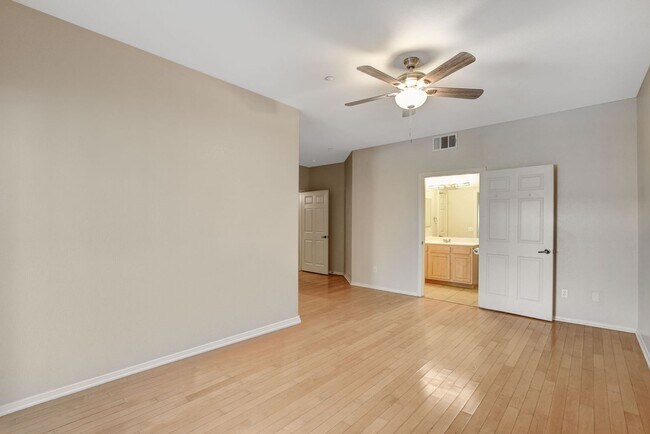 Building Photo - Beautiful  2bed 2bath Gated Community