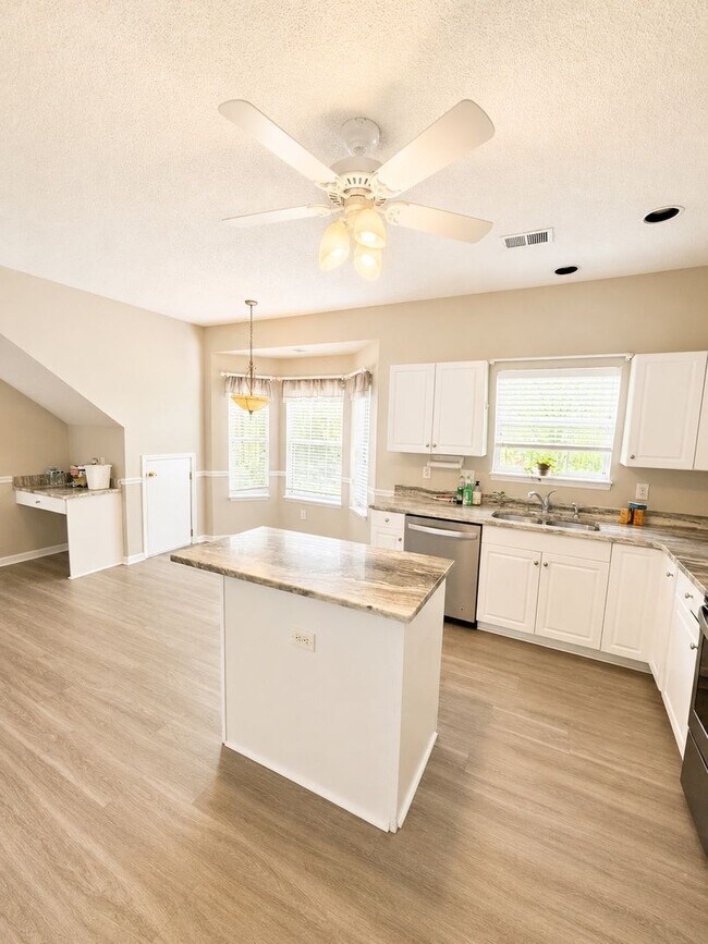 Building Photo - 1525 Clarendon Way