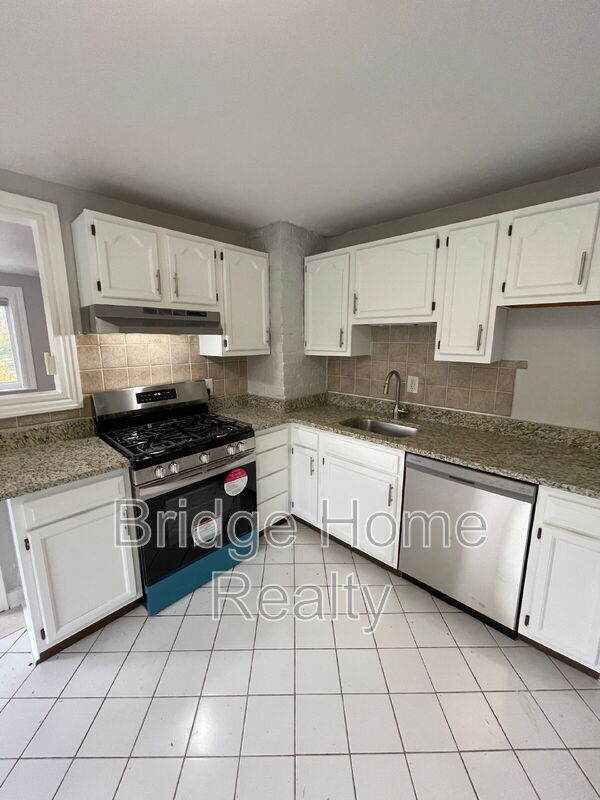 Building Photo - 2404 S 18th St