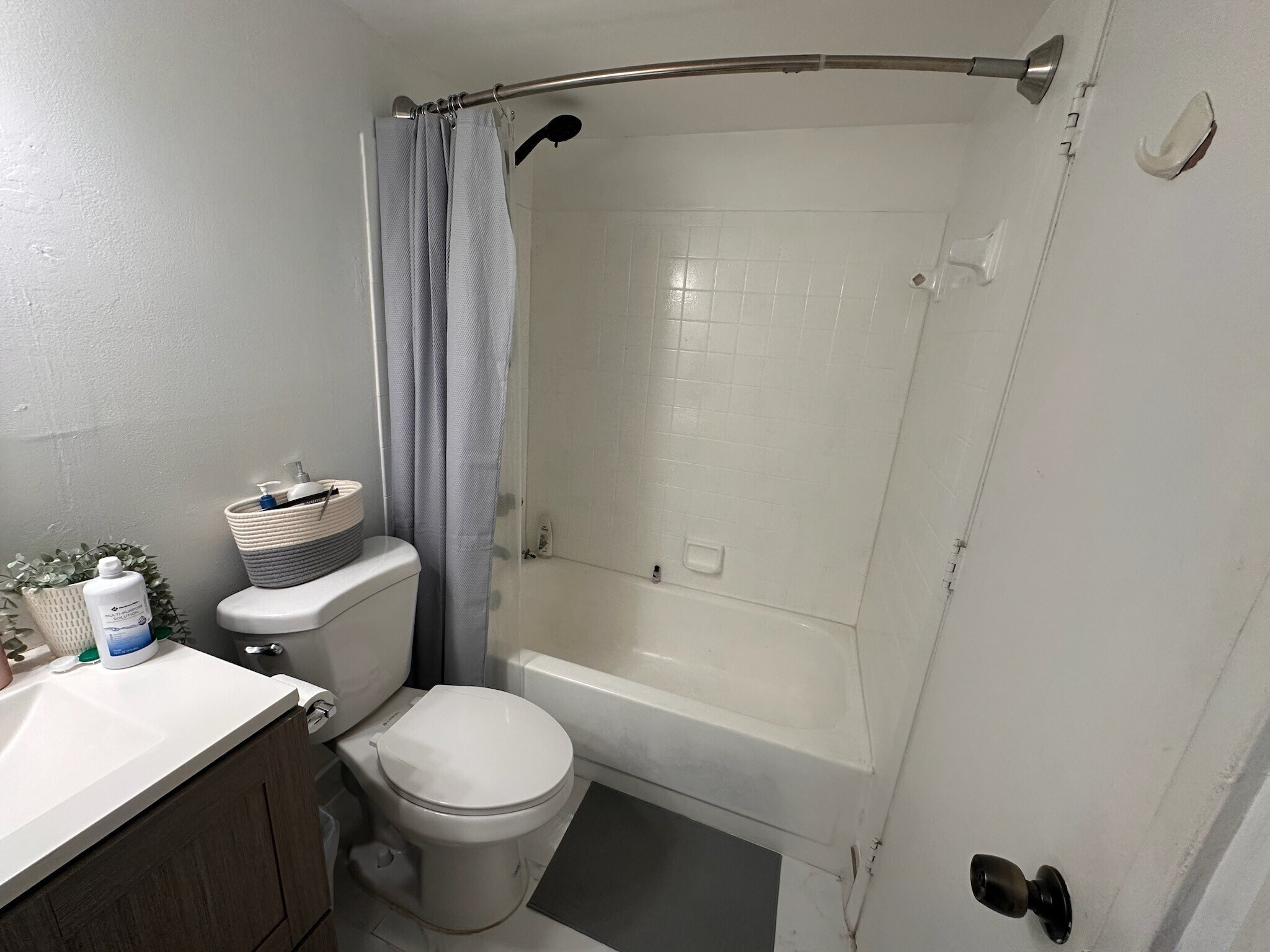 Secondary bathroom - 2918 NE 8th Ter