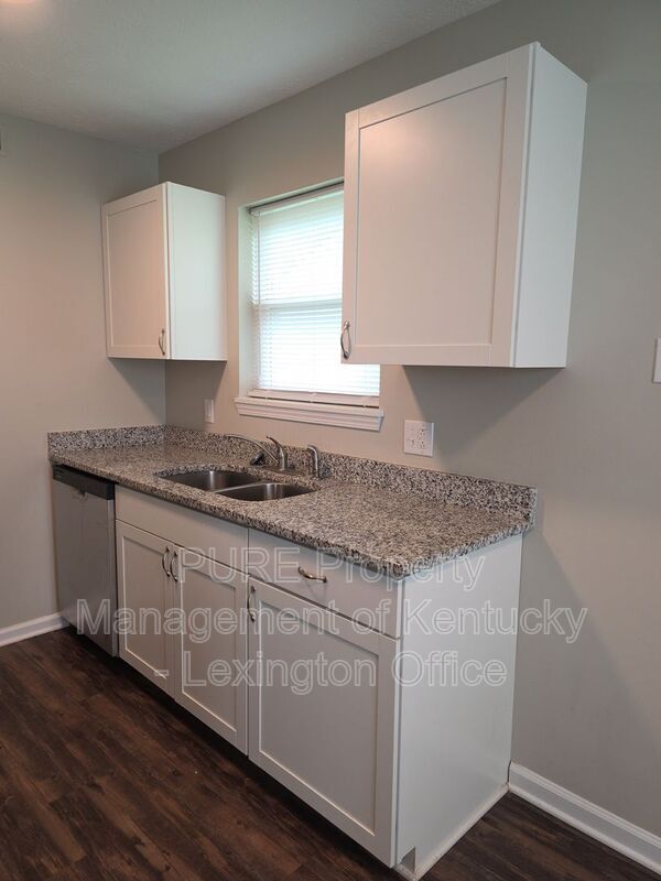 Building Photo - 3793 Camelot Dr
