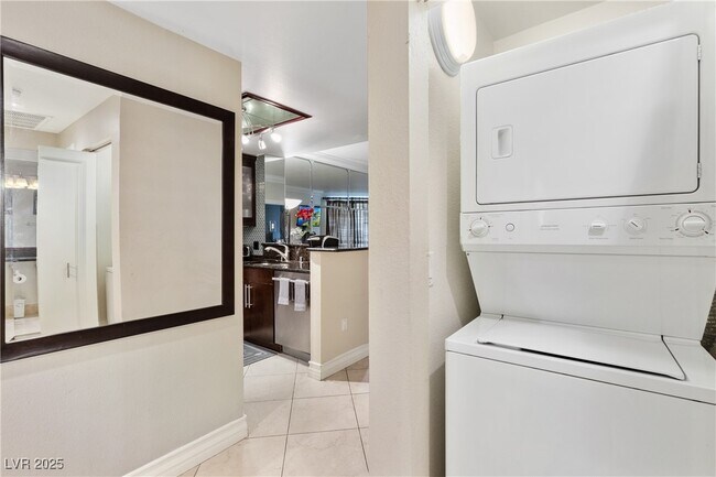 Building Photo - 260 E Flamingo Rd