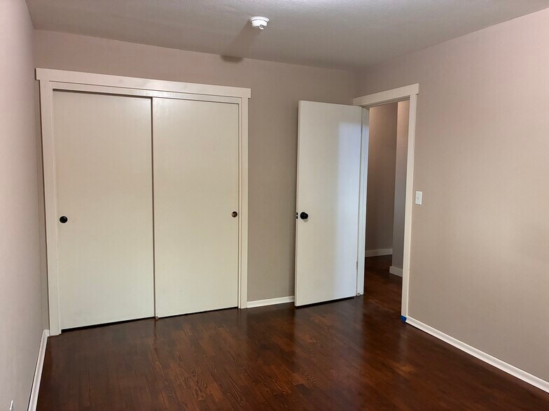 Larger master bedroom - 484 N Kentucky Ave