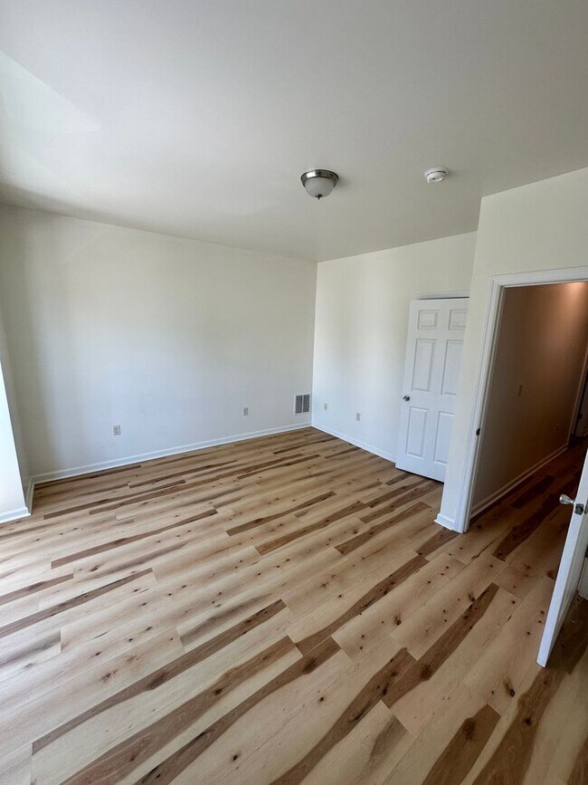Building Photo - 1211 W Poplar St