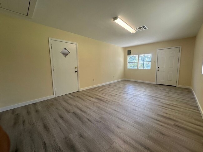 Building Photo - 115 Dawn Dr