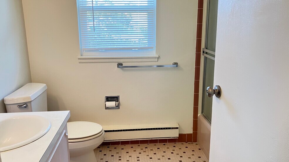 Building Photo - 335A Canterbury Ct