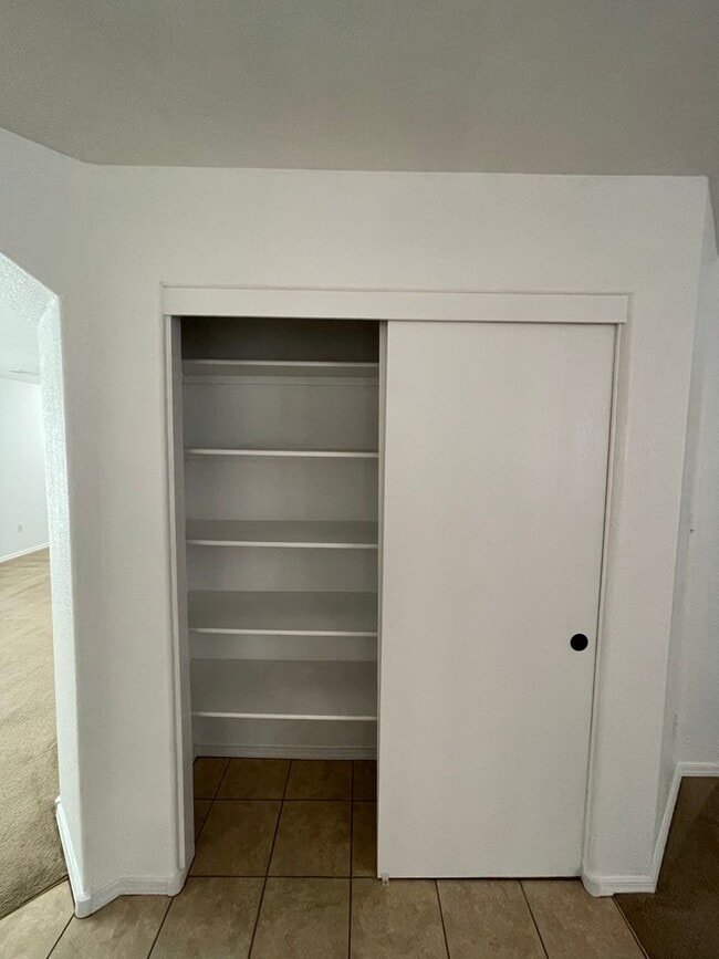 Building Photo - Spacious 5-Bedroom Home with 2 Living Areas – 2,270 Sq Ft Near Porter Dr.