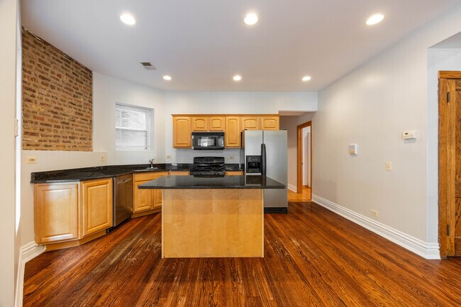 Building Photo - 1010 N Kedzie Ave
