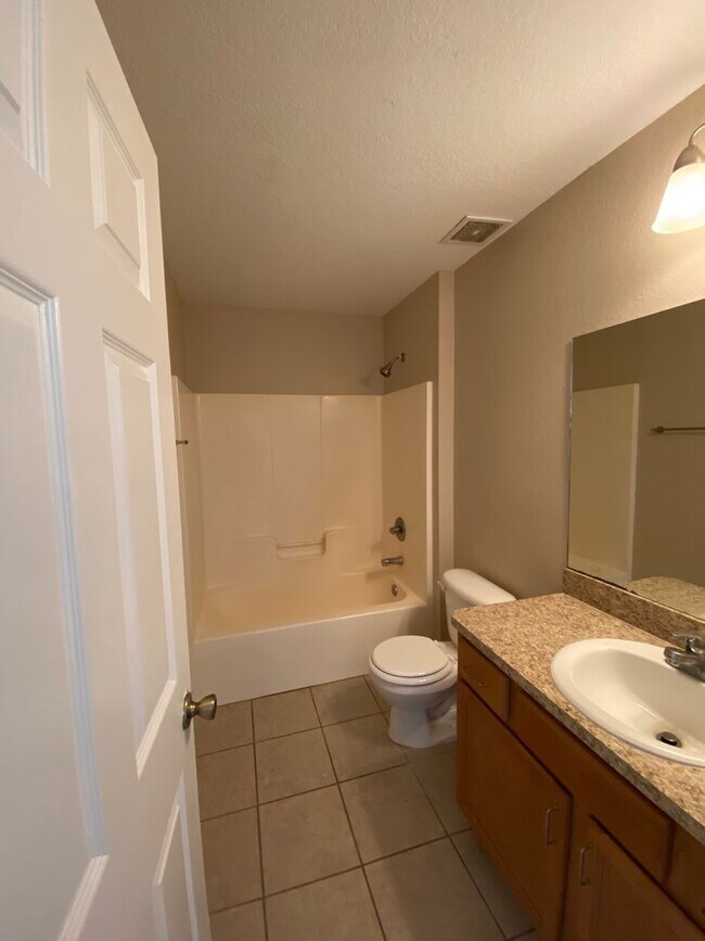 Building Photo - SILVER SPRINGS SHORES 3/2/2 - *WON'T LAST*