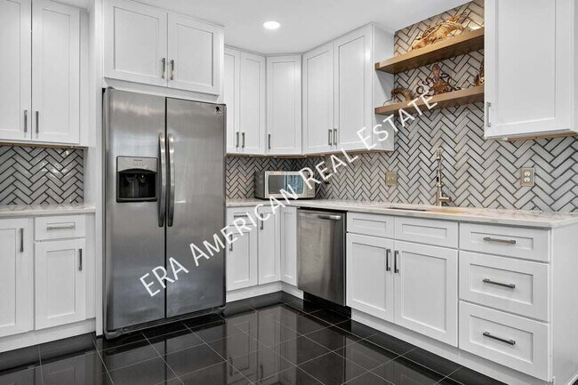 Building Photo - 614 Merioneth Dr NE