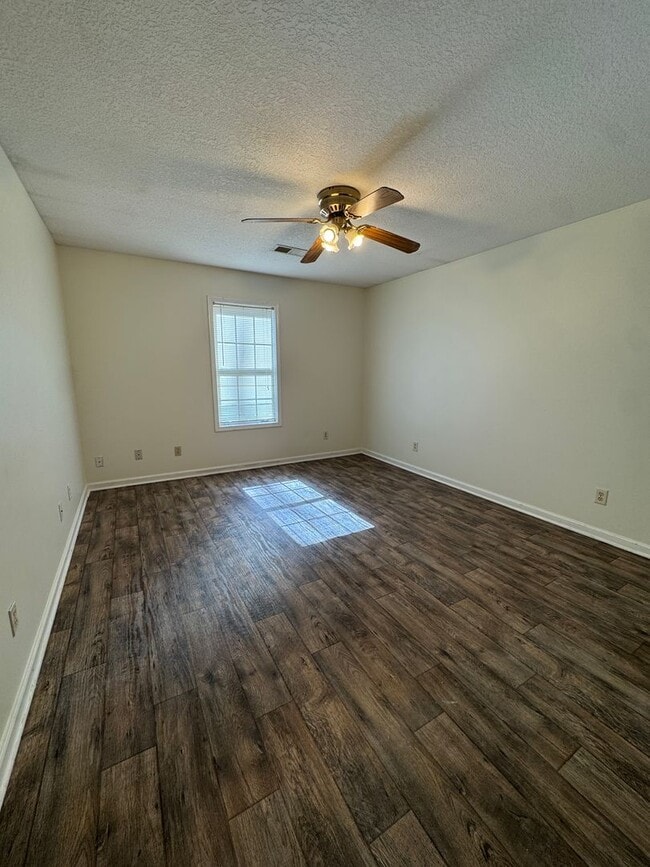 Building Photo - 3 Bed / 2 Bath Available Now!
