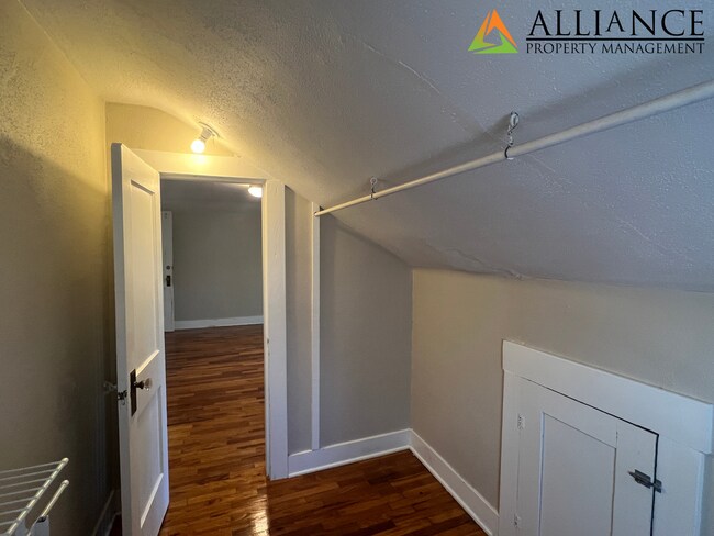 Building Photo - Charming 3 Bed  w/ Bonus Room Home ~ Great Location!