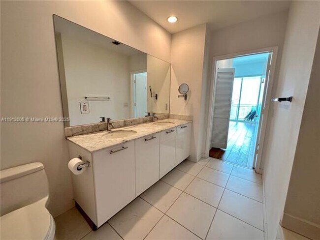 Building Photo - 950 Brickell Bay Dr