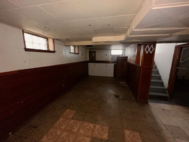 Building Photo - Three Bed 1 Bath Brick Bungalow with basement on the east-side of Detroit! Move in Ready!