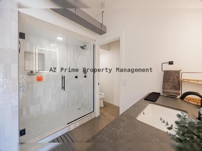 Building Photo - 207 W Clarendon Ave